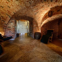 Sauna, vartalohoitoja, vartalon kuorintoja, kasvohoitoja, 1 hoitohuone