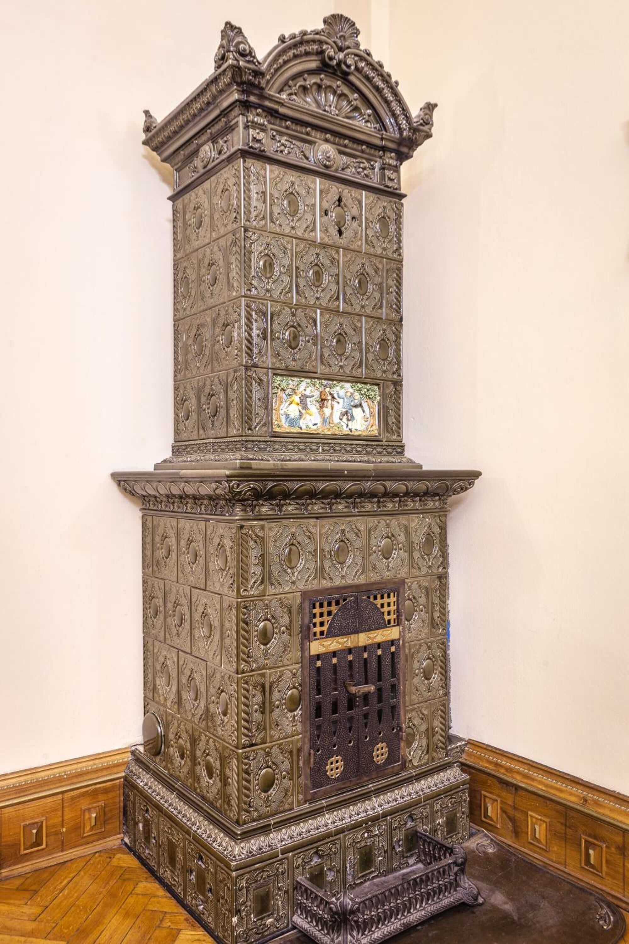 Una chimenea detallada y ornamentada con tallas intrincadas y un vitral.