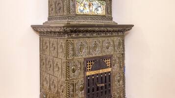 Una chimenea detallada y ornamentada con tallas intrincadas y un vitral.