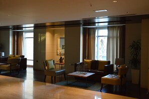 Lobby sitting area - City Nights - 3B Villa Burj View (Dubai)