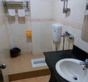 Double Room | Bathroom | Shower, free toiletries, hair dryer, slippers - ruixing hotel (Yangjiang)