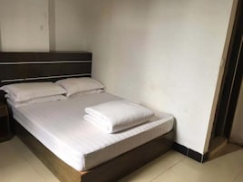 Escritorio, cortinas blackout, wifi gratis y ropa de cama 