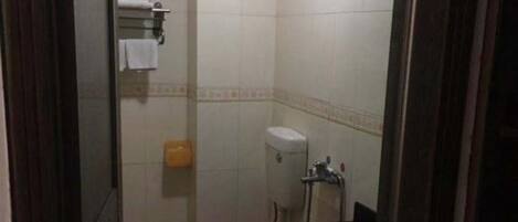 Double Room | Bathroom | Shower, free toiletries, hair dryer, slippers