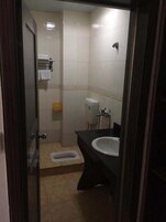 Ducha, artículos de tocador gratuitos, secador de pelo, pantuflas