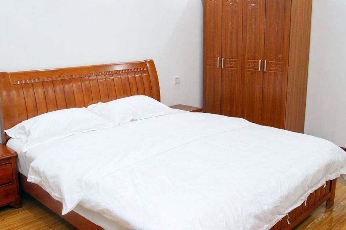 Escritorio, cortinas blackout, wifi gratis y ropa de cama