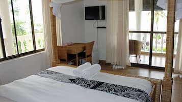 Familie vierpersoonskamer, 2 slaapkamers, balkon, uitzicht op zee | Een kluis op de kamer, gratis wifi, beddengoed