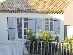 Dúplex Confort, 1 cama Queen size, para no fumadores, vista a la alberca | Decoración personalizada, muebles diferentes y escritorio 