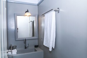 Villa | Bathroom | Separate tub and shower, deep soaking tub, free toiletries, hair dryer - Villa Victoria by The Pearls Collection (Mykonos)