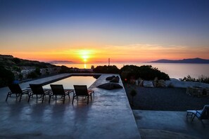 Outdoor pool, pool umbrellas, sun loungers - Villa Victoria by The Pearls Collection (Mykonos)