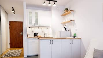 Comfort-huoneisto, kaupunkinäköala | Yksityinen keittiö | Jääkaappi, liesi, kahvin-/teenkeitin, vedenkeitin