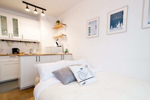 Comfort Apartment, City View | Private kitchen | Fridge, stovetop, coffee/tea maker, electric kettle - Arkadia Chillout Apartment (Warsaw)
