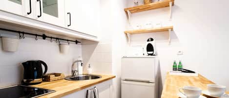 Comfort Apartment, City View | Private kitchen | Fridge, stovetop, coffee/tea maker, electric kettle