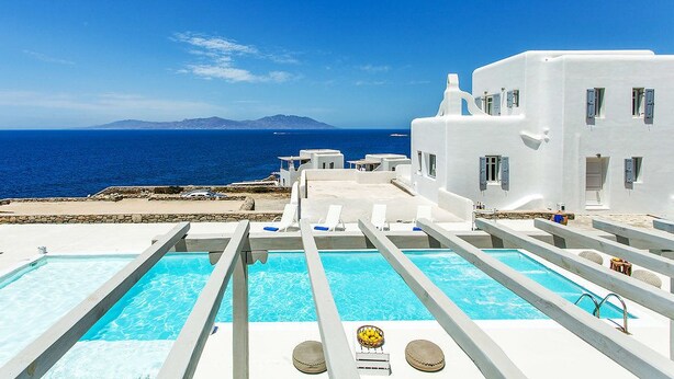 Outdoor pool, pool loungers - Villa Michaella by Mykonos Pearls (Mykonos)