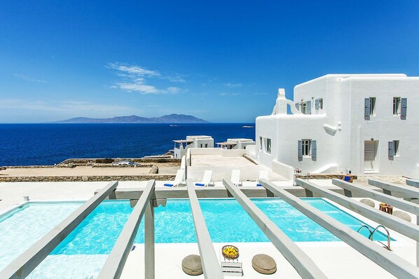 Outdoor pool, pool loungers - Villa Michaella by Mykonos Pearls (Mykonos)