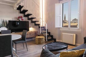 Departamento, 4 habitaciones | Área de sala de estar | Televisión de pantalla plana 