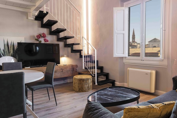 Appartement, 4 chambres | Aire de séjour | Téléviseur à écran plat
