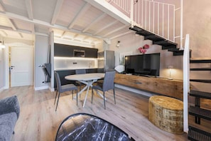 Appartement, 4 chambres | Aire de séjour | Téléviseur à écran plat