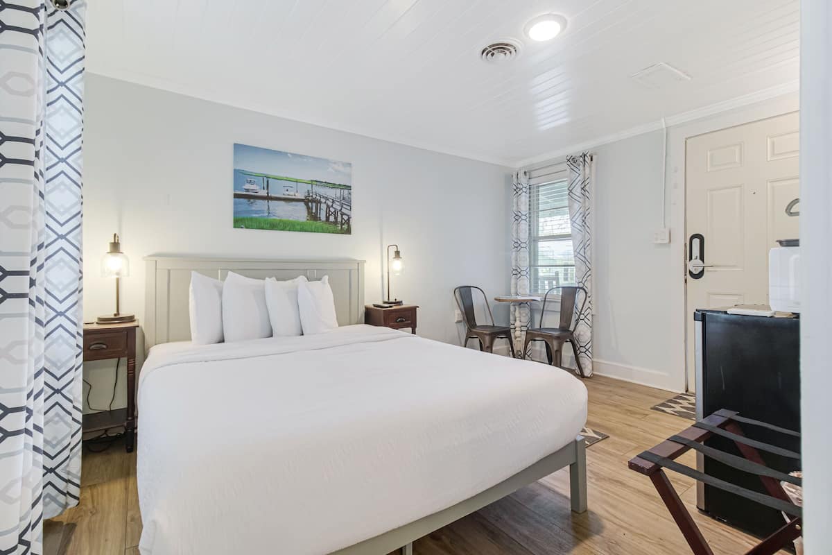 Room 7 | 1 bedroom, individually decorated, individually furnished, bed sheets