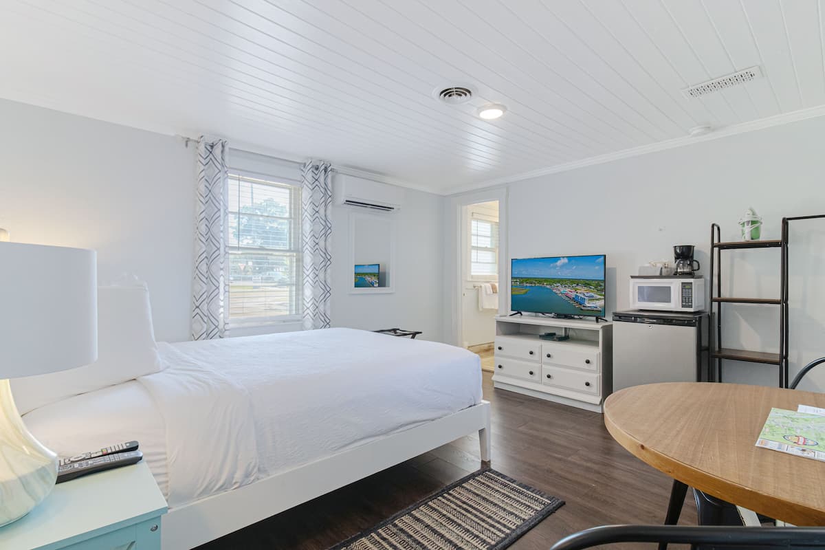 Room 2 | 1 bedroom, individually decorated, individually furnished, bed sheets