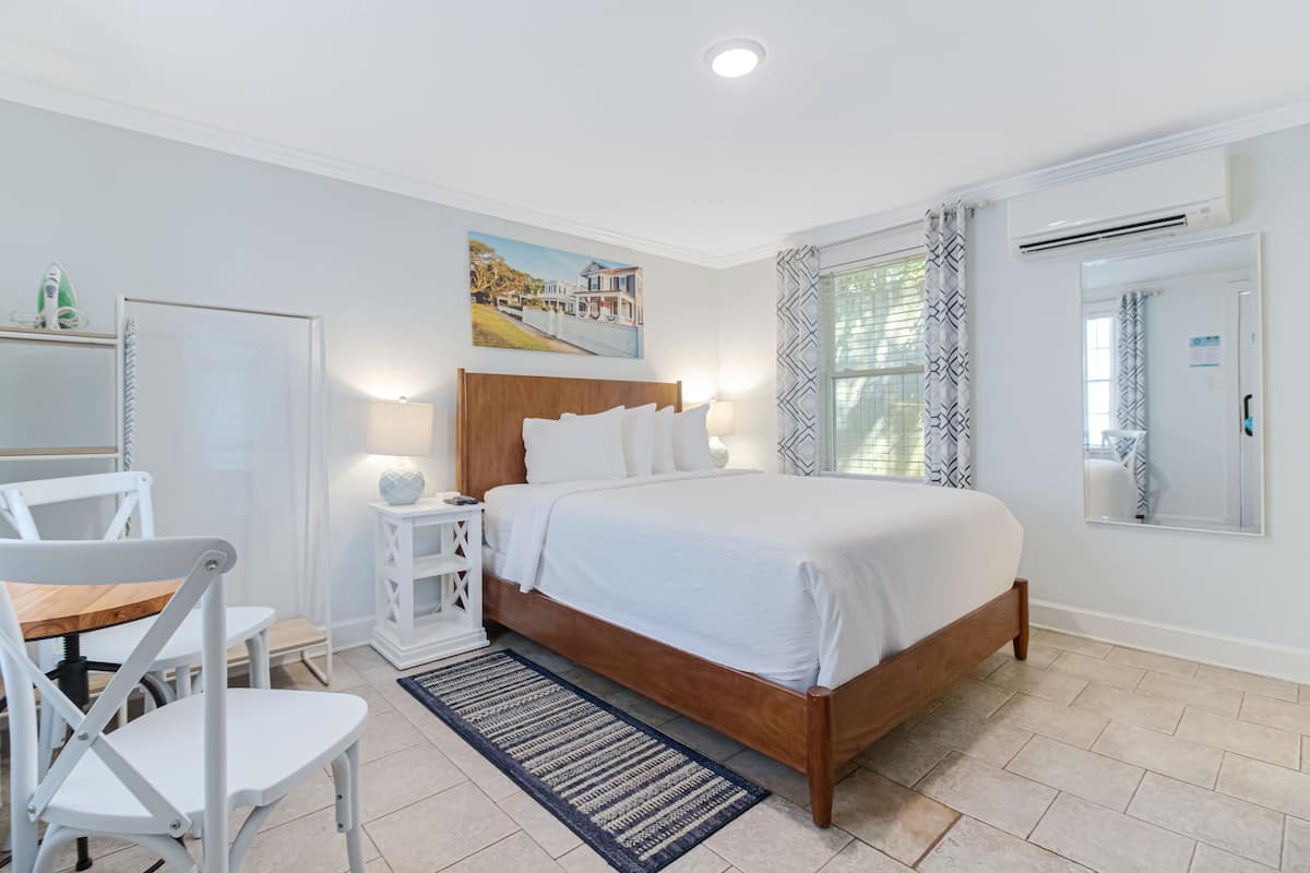 Room 14 - Solar light | 1 bedroom, individually decorated, individually furnished, bed sheets