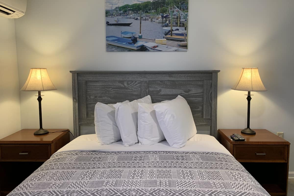 Room 10 | 1 bedroom, individually decorated, individually furnished, bed sheets