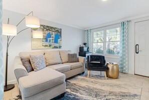 Room 12 | Living area | 43-inch flat-screen TV with cable channels, TV - The Inn at Southport (Southport)