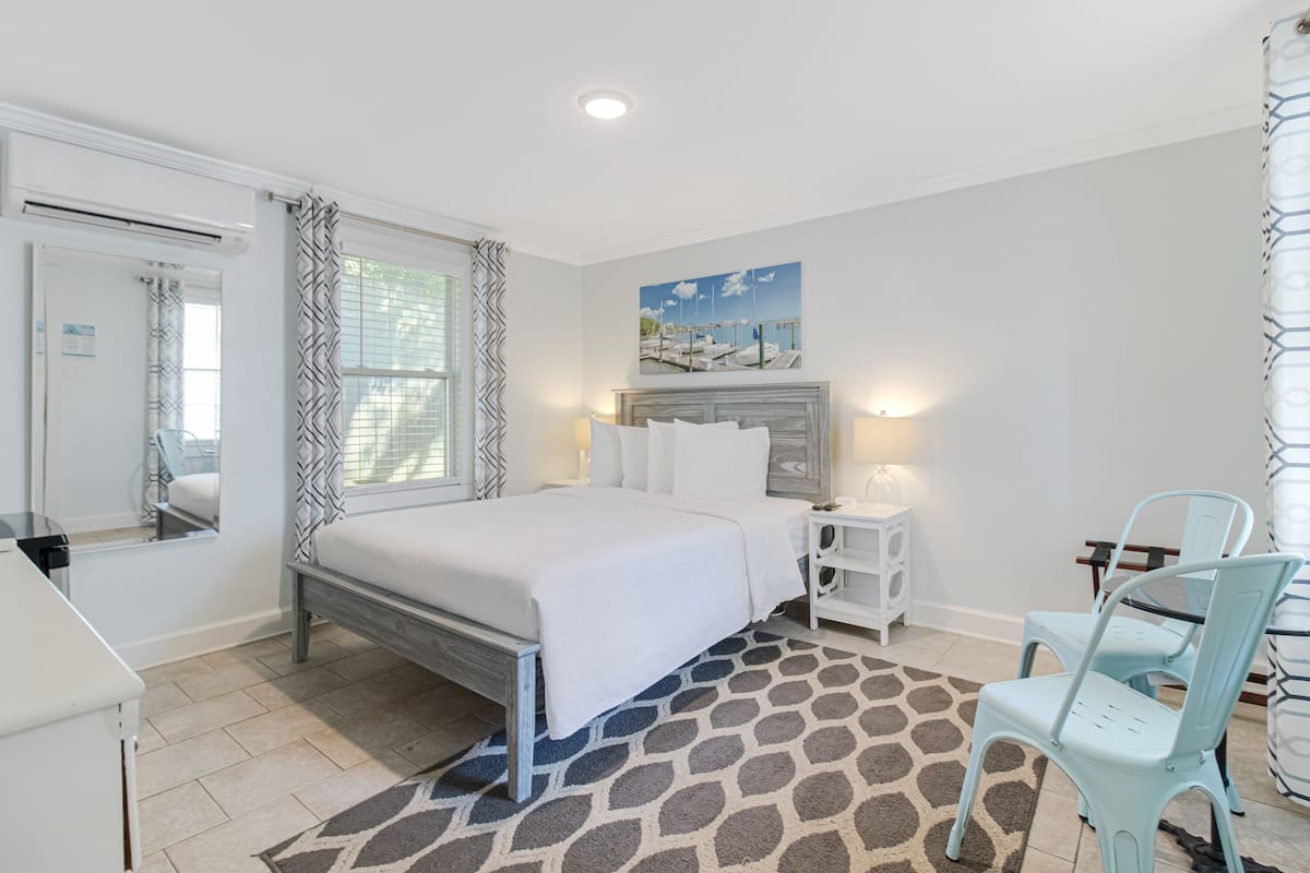 Room 15 | 1 bedroom, individually decorated, individually furnished, bed sheets
