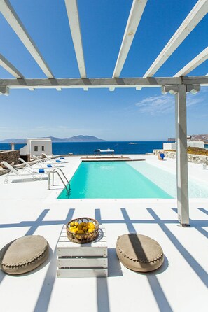 Outdoor pool - Villa Rafaella by The Pearls Collection (Mykonos)