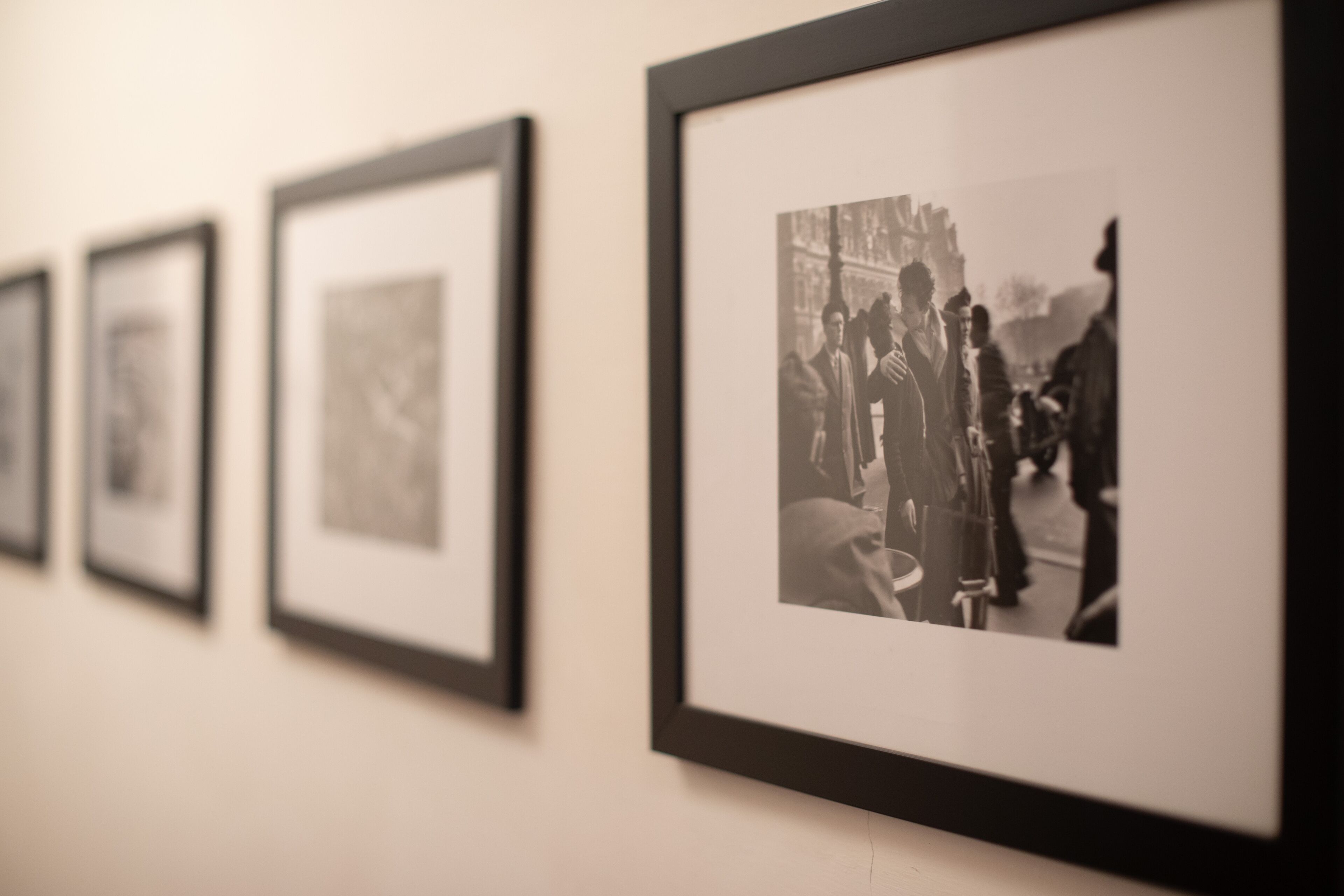 Una serie de fotografías enmarcadas en una pared.
