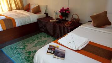 1 habitación, escritorio y ropa de cama