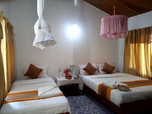 Chambre de base | Bureau, literie fournie