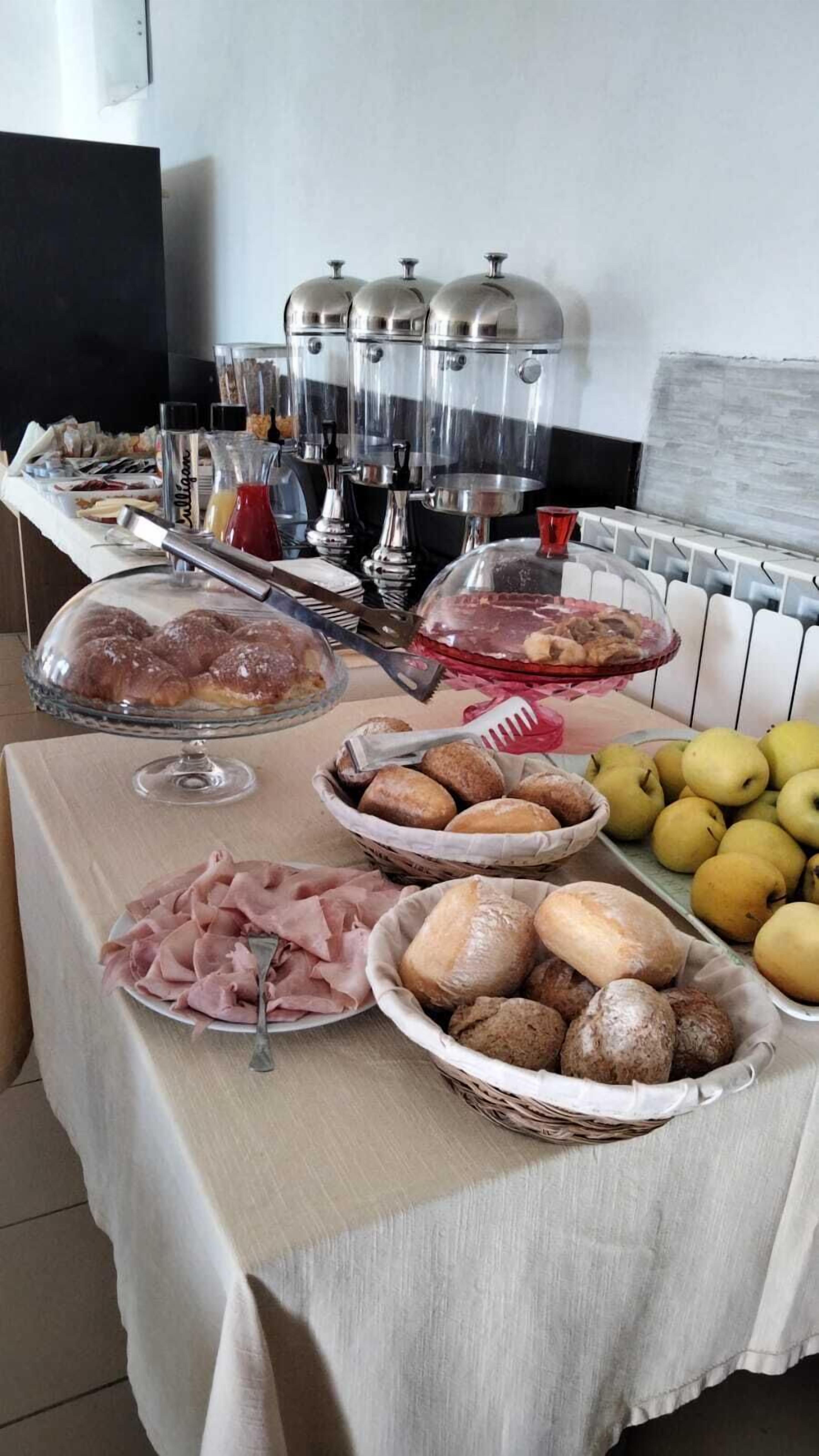 Colazione a buffet, servita tutte le mattine (10 EUR a persona) 