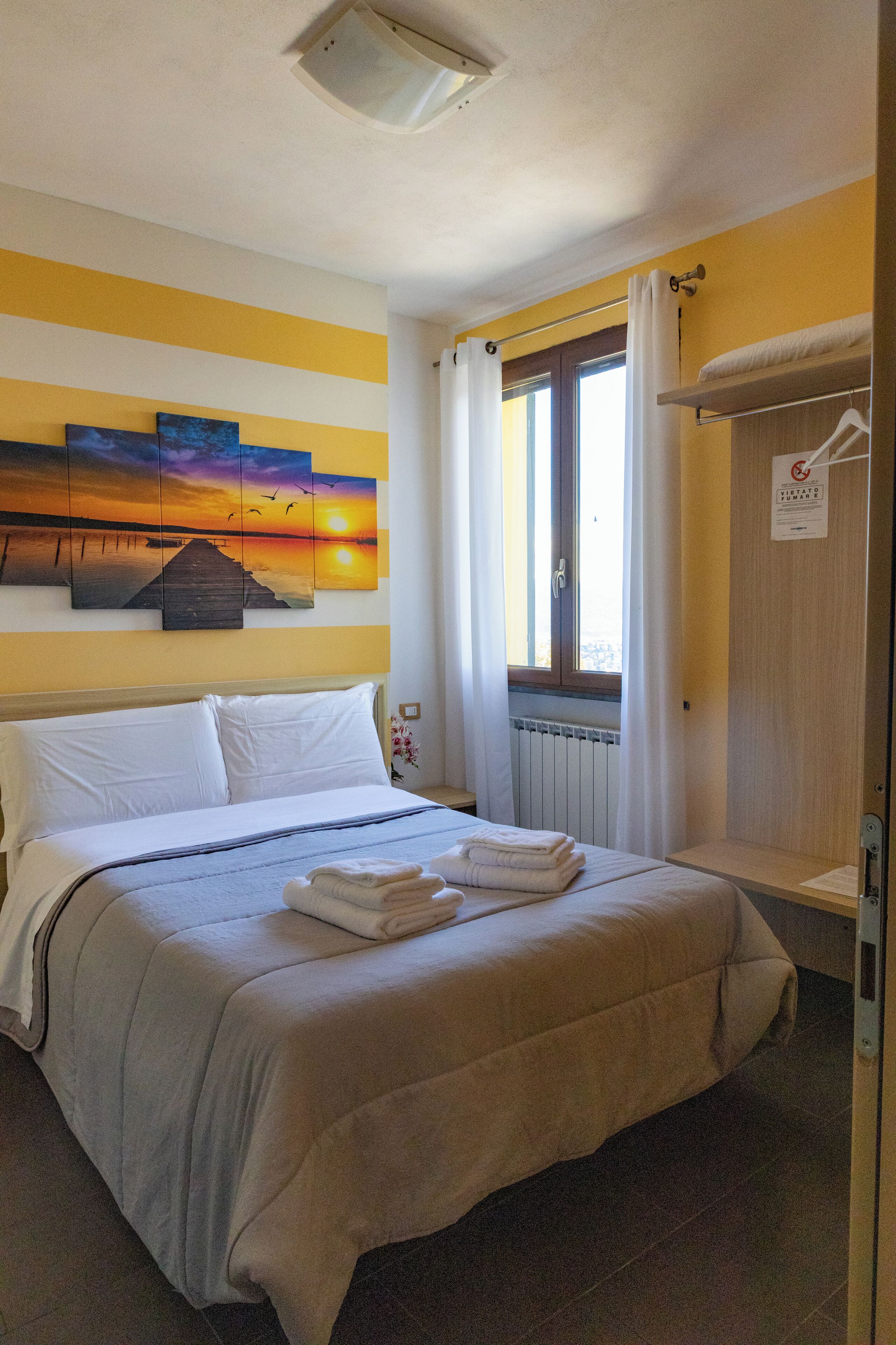 Habitación doble económica, vista al mar | Ropa de cama de alta calidad y caja de seguridad en la habitación 