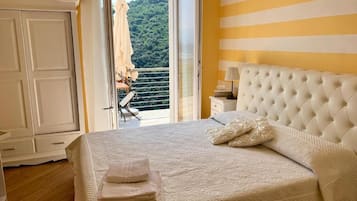 Premium bedding, in-room safe, blackout drapes, soundproofing