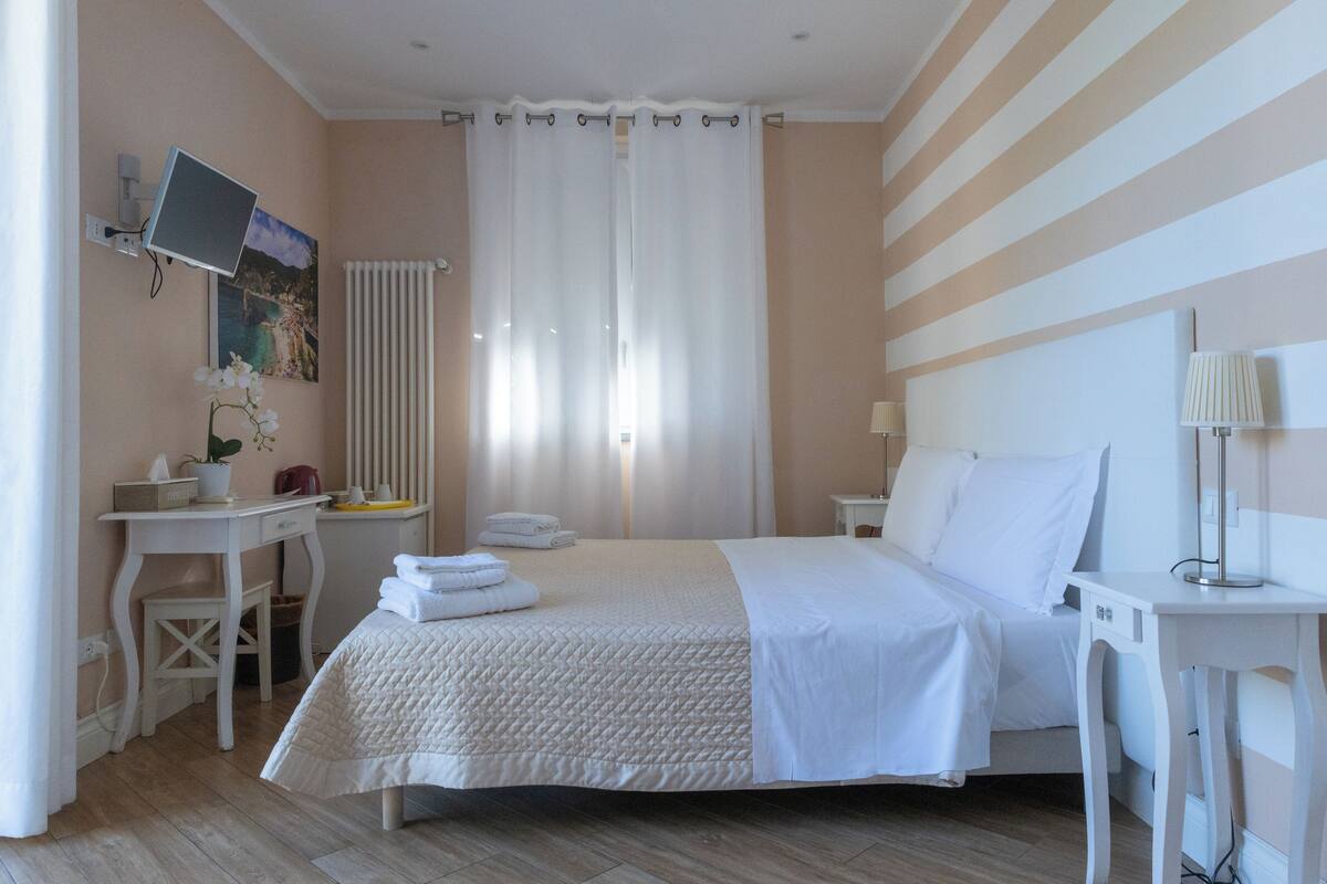 Elite-Zimmer | Hochwertige Bettwaren, Zimmersafe, Verdunkelungsvorhänge