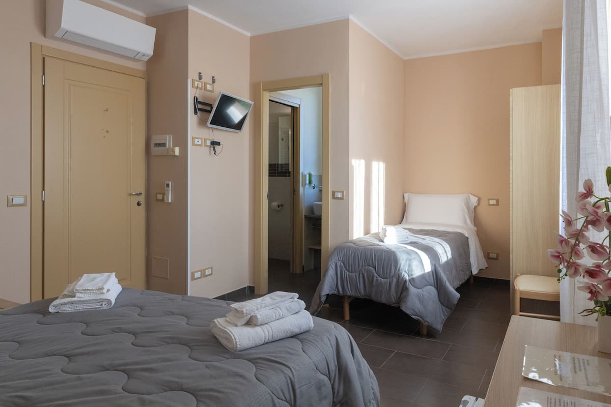 Ropa de cama de alta calidad y caja de seguridad en la habitación