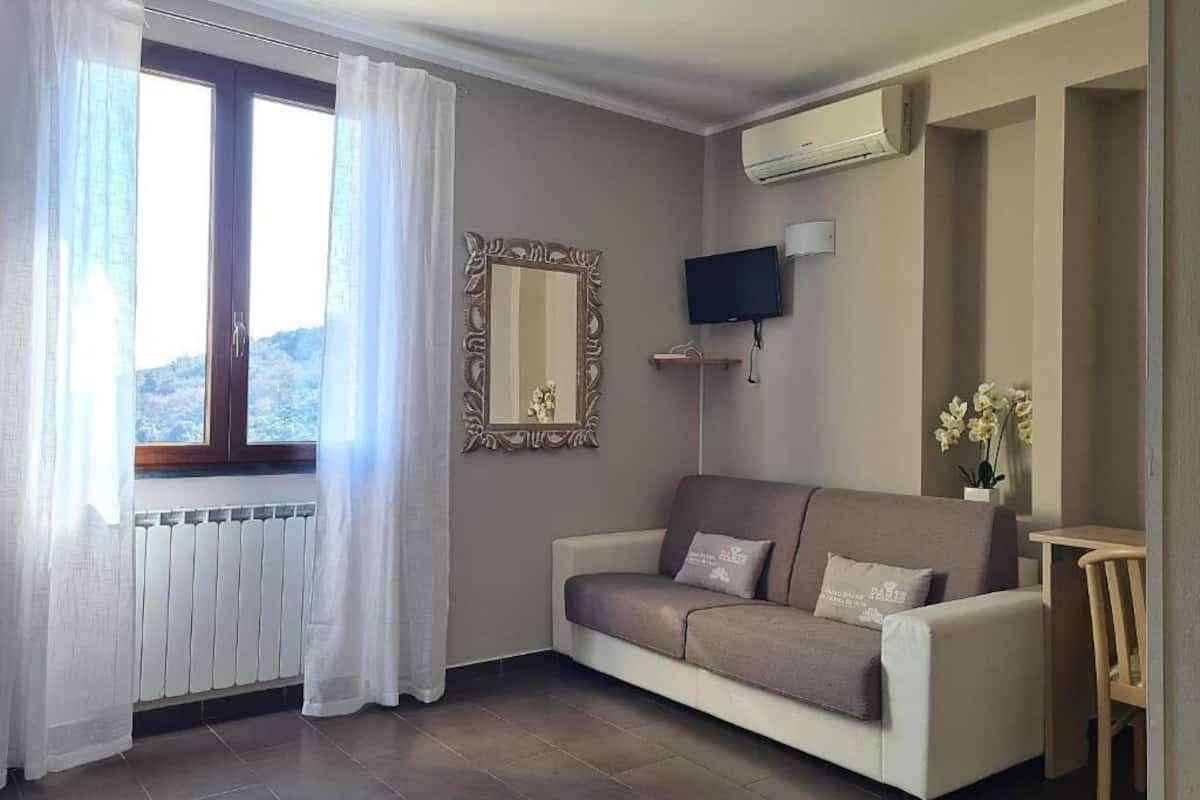 Ropa de cama de alta calidad y caja de seguridad en la habitación