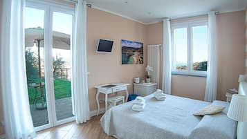 Premium bedding, in-room safe, blackout drapes, soundproofing