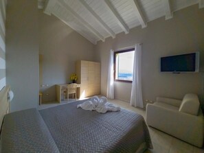 Klassieke driepersoonskamer | Luxe beddengoed, een kluis op de kamer, verduisterende gordijnen