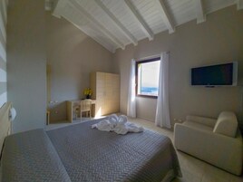 Habitación triple clásica | Ropa de cama de alta calidad, caja fuerte, cortinas opacas