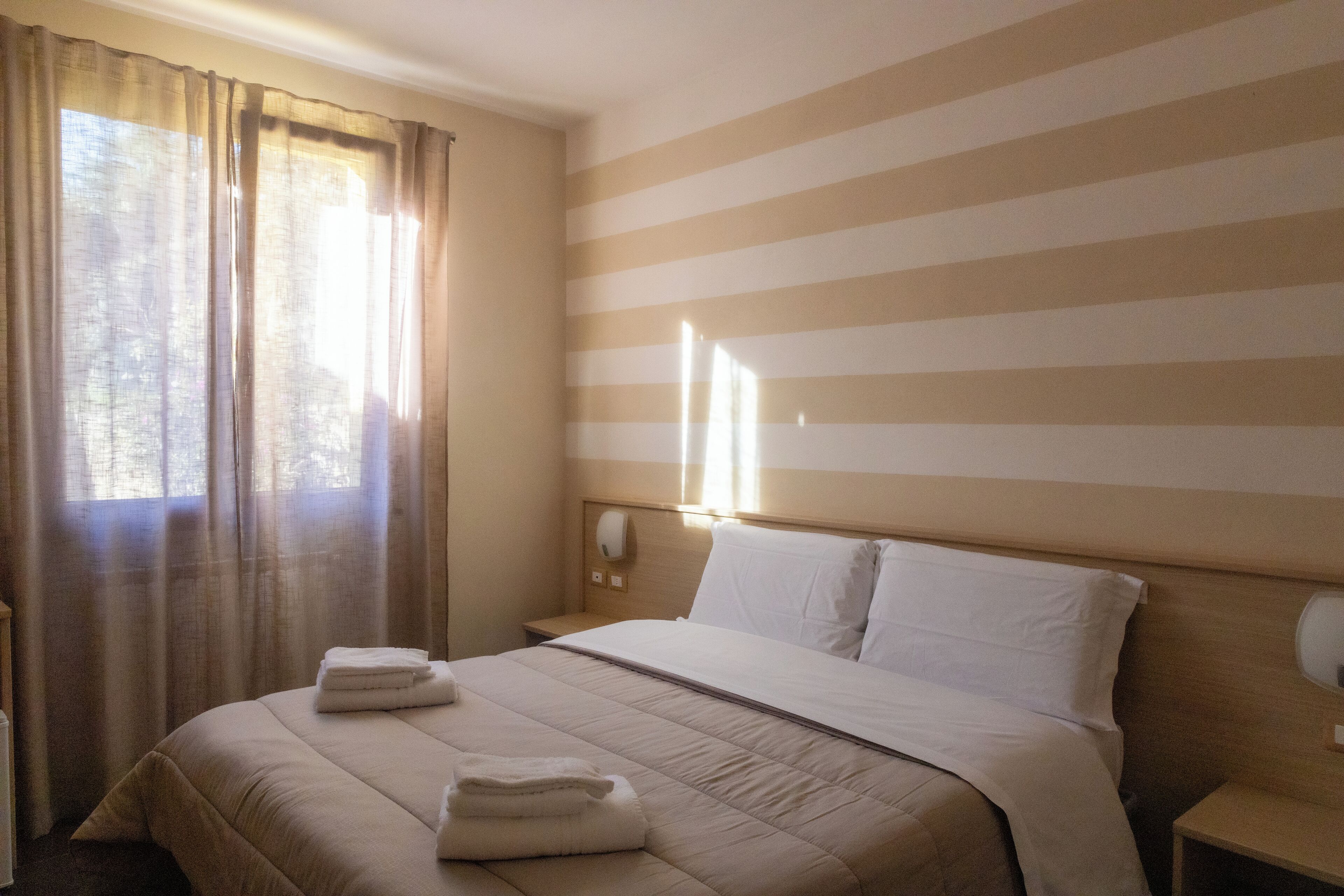 Habitación doble clásica | Ropa de cama de alta calidad y caja de seguridad en la habitación 