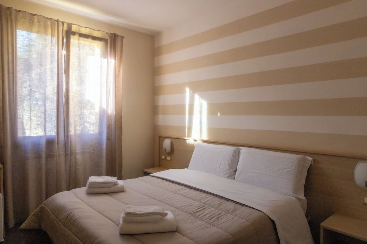 Habitación doble clásica | Ropa de cama de alta calidad y caja de seguridad en la habitación