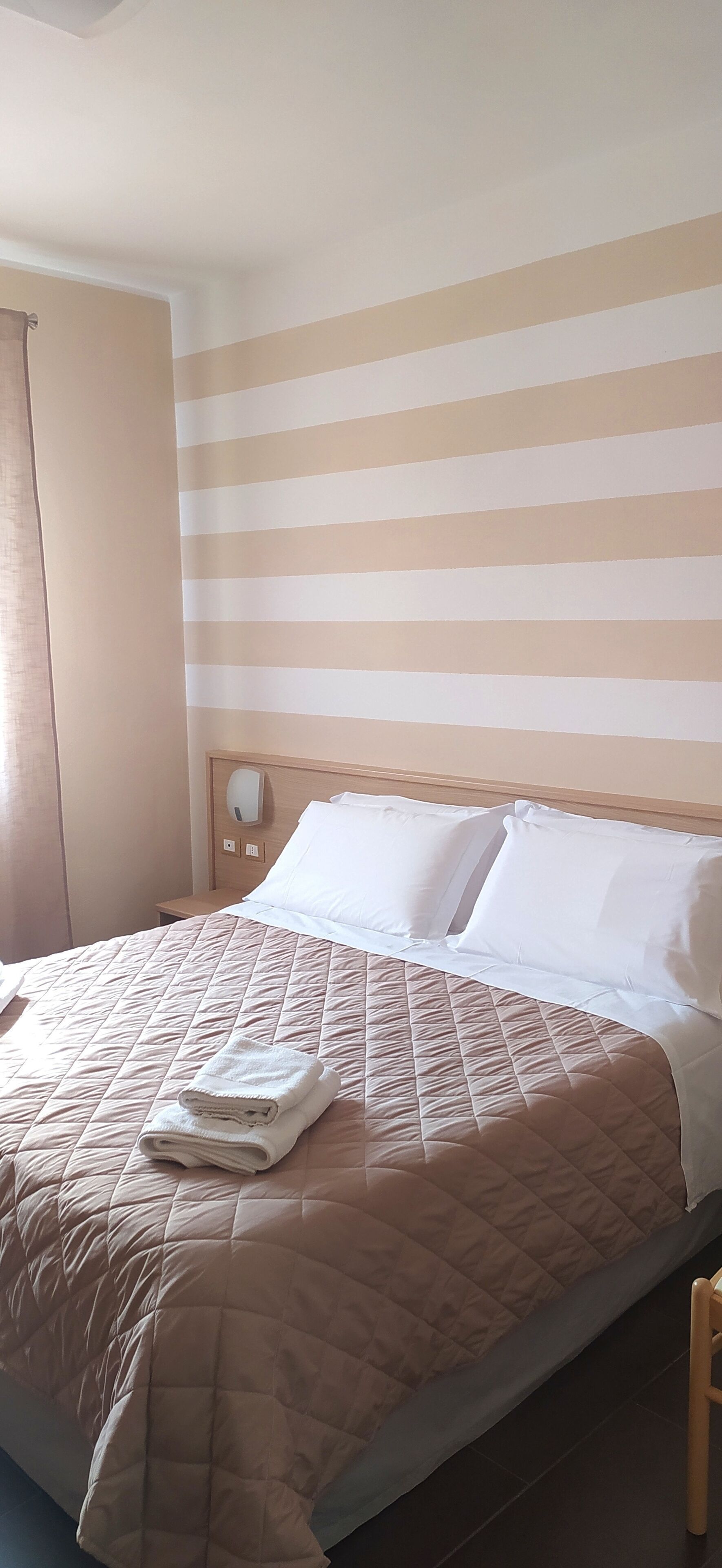 Ropa de cama de alta calidad y caja de seguridad en la habitación 