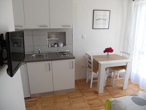 Studio, 1 Double Bed, Sea View | Living area
