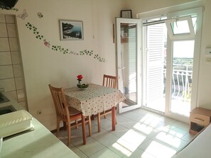Studio, 1 Queen Bed, Sea View | In-room dining
