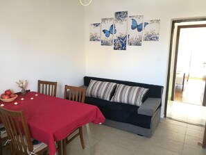 Apartamento conforto, 2 quartos, vista para o mar | Área de estar