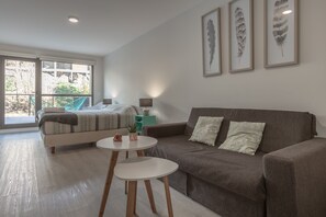 En 43-tommers Flatskjerm-TV med Parabol-TV samt TV og Netflix