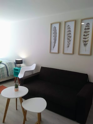 Studio | Vardagsrum | 43-tums platt-tv med satellitkanaler, tv och Netflix