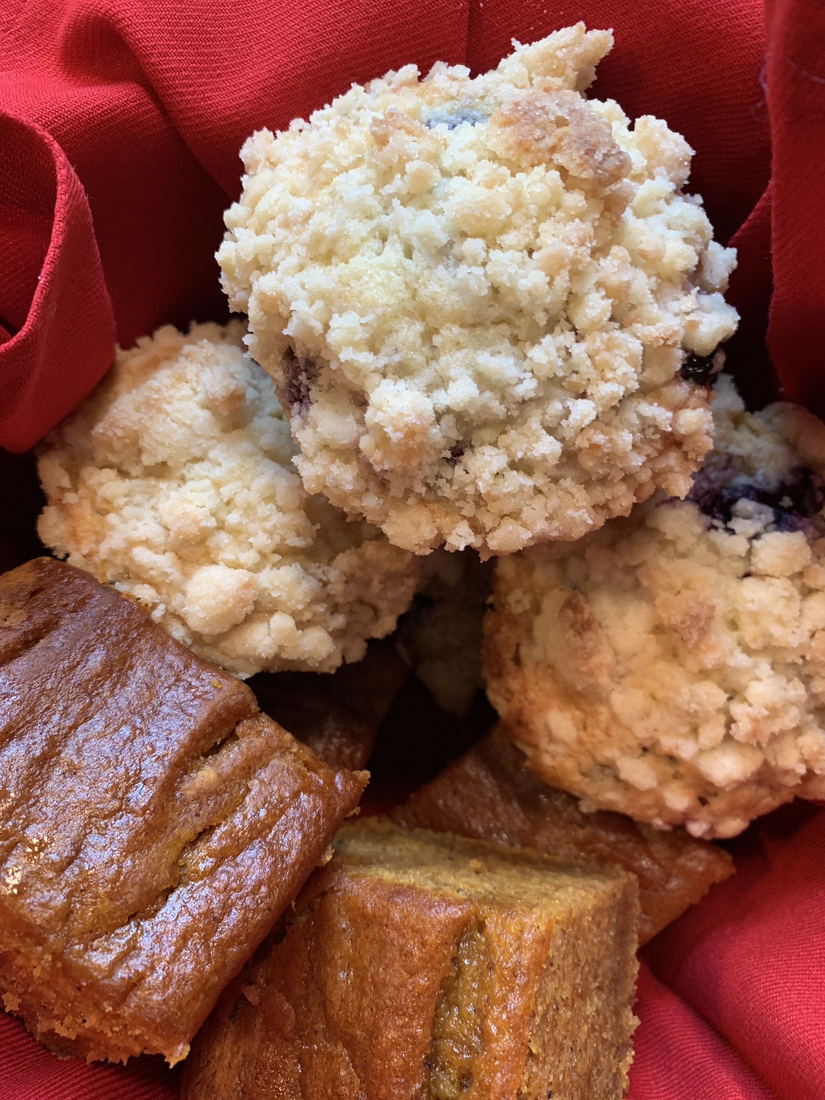 Primer plano de un producto horneado, posiblemente un muffin o pastel, con una superficie texturizada y una corteza dorada.
