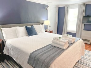 Double Room, 1 King Bed, Non Smoking | Individually decorated, individually furnished, laptop workspace